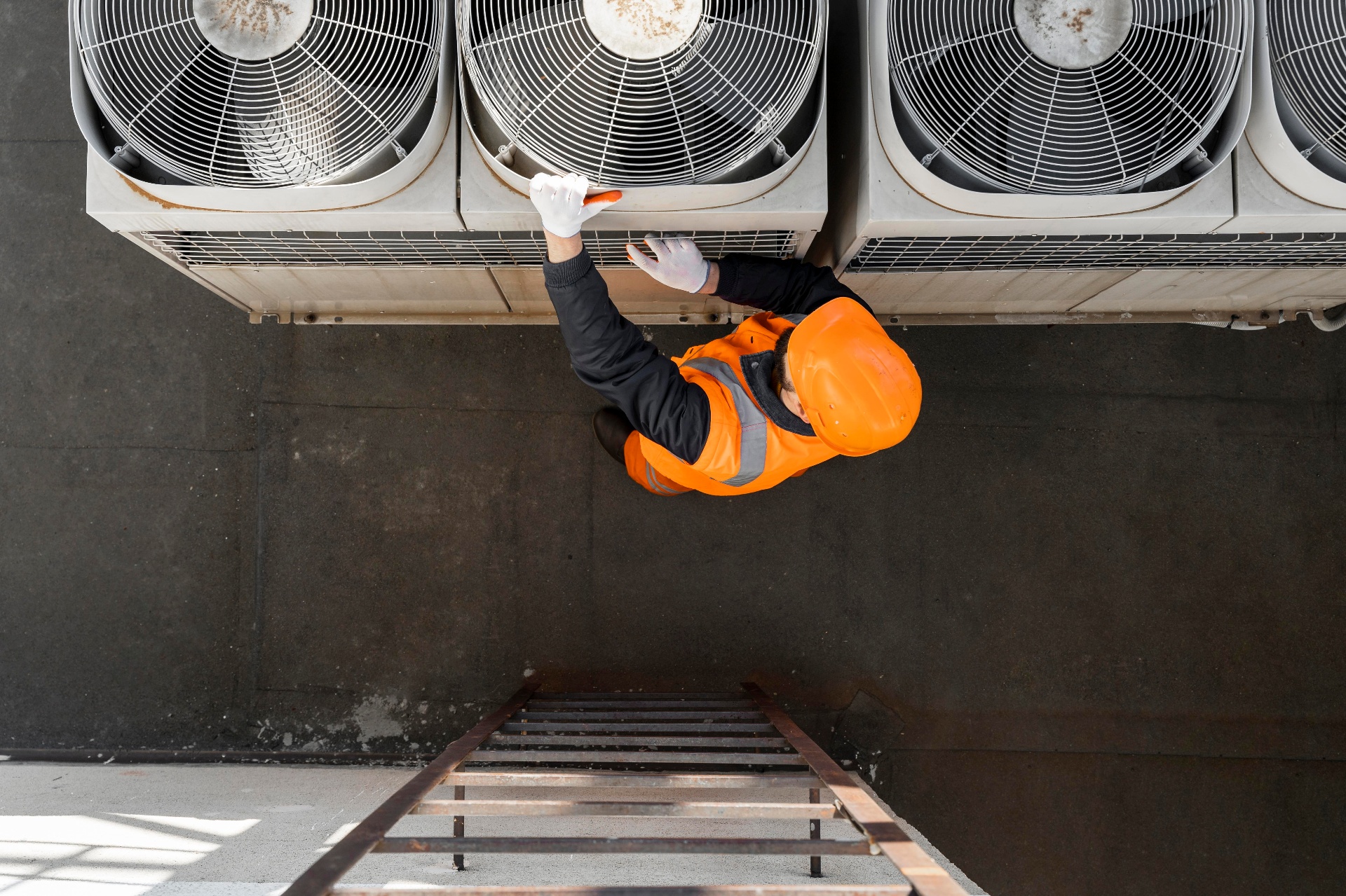 Equipe RefriArSul realizando manutenção de ar condicionado industrial em Curitiba